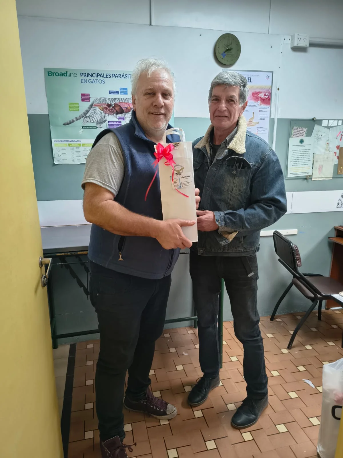 Julio Espinoza junto a un profesional veterinario